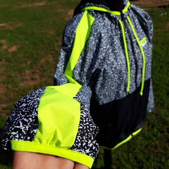 VS PINK Windbreaker - Picture 2 of 6